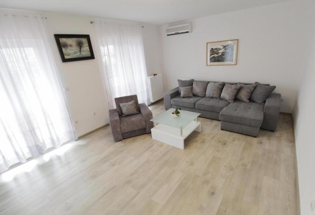 Apartman With A Parking Space - 21460 *